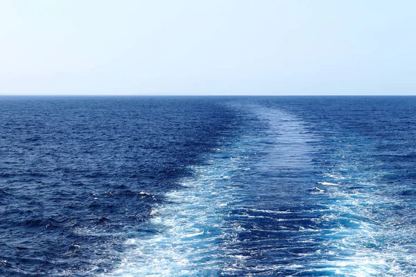 在太平洋上巡航的船只的尾迹 — 图库照片
