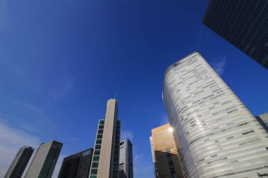 Gökdelenler mavi gökyüzü altında