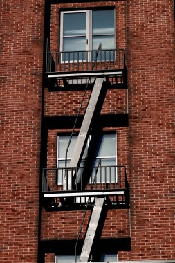 Yangın kaçış merdiveni bina bir tuğla duvara ayarla