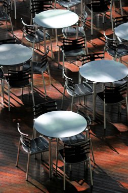 Yuvarlak masa güneşli oda kaplı