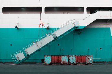 İskele tarafından sınırlanmıştır feribot merdivenin yol açın