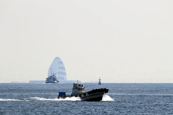 東京湾をクルージングする小型船舶 — ストック写真