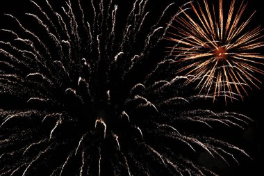 Yakın çekim fotoğraf gece gökyüzünde patlayan havai fişek