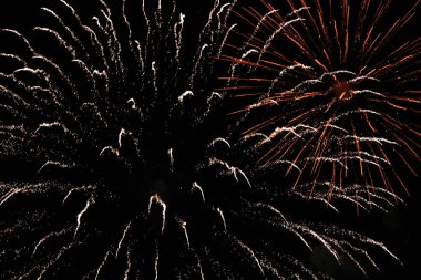 Yakın çekim fotoğraf gece gökyüzünde patlayan havai fişek