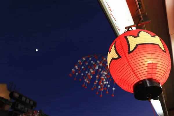 Japanische Laternen Geschmückt Der Nacht Einkaufsstraße Der Mond Sehen Ist — Stockfoto