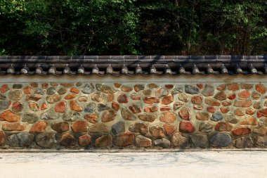Çatı kiremit ve taşlarla tasarlanmış eski Kore tarzı duvar