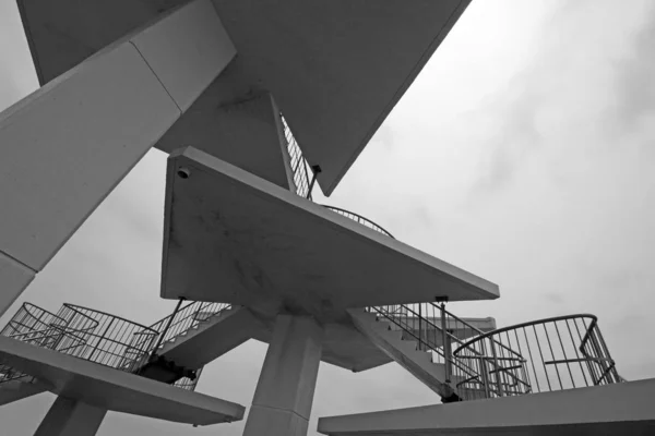 コンクリート製の幾何学的構造の展望デッキ — ストック写真