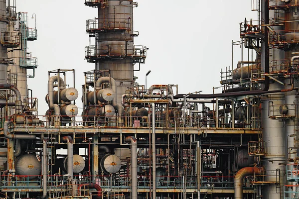 Sanayi alanında petrol rafinerisi fabrikasının yapısı