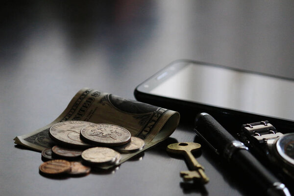 Натюрморт мужских крутых вещей с долларовыми купюрами и монетами
