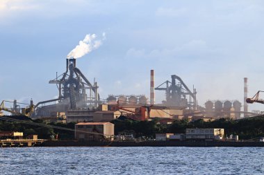 Kawasaki City, Kanagawa Bölgesi, Japonya 'daki sahil sanayi bölgesi manzarası
