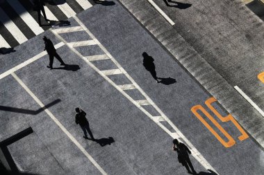 İnsanlar tatillerde Ginza 'da arabasız bir bölgede sosyal mesafeyle yürüyorlar.