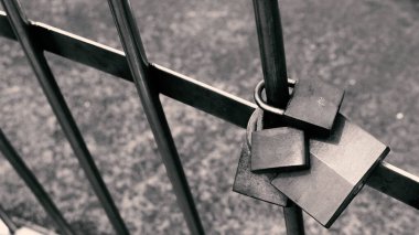 Çitlere asılmış eski aşk kilitleri