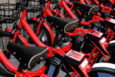 Japonya 'nın en büyük turizm beldelerinde kullanılabilecek bisiklet paylaşımı için kırmızı bisikletler