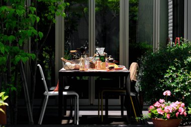 Güneşli terasta yemek masası öğle yemeği için hazır.