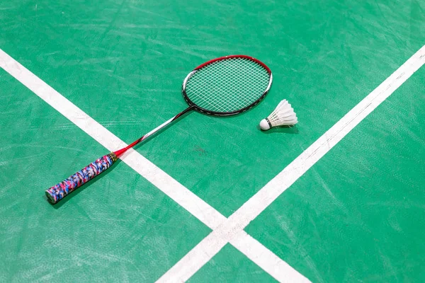 badminton raketle ve raket kortu üzerinde.