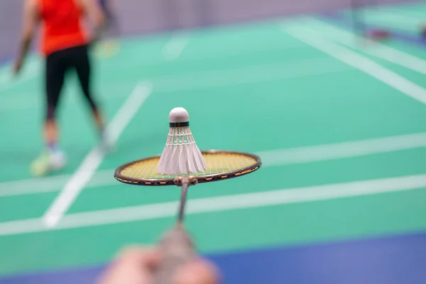 badminton raketle ve raket kortu üzerinde