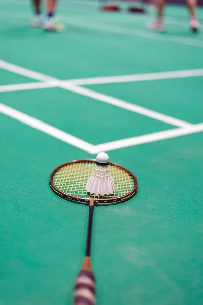 badminton raketle ve raket kortu üzerinde.
