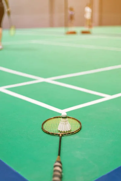 badminton raketle ve raket kortu üzerinde.
