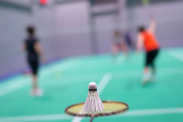 bulanık badminton raketle ve raket kortu üzerinde