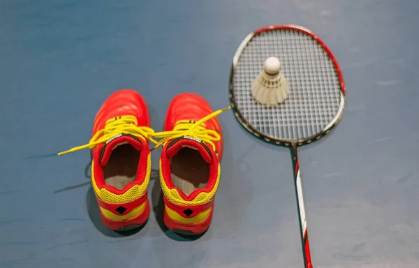 Zapatos Rojos Bádminton Con Volante Borroso Raqueta Cancha — Foto de Stock