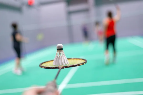 badminton raketle ve raket kortu üzerinde