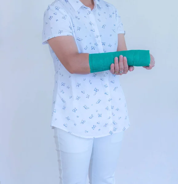 Injured Woman Green Cast Arm Standing Holding Broken Arm — Stock Photo, Image