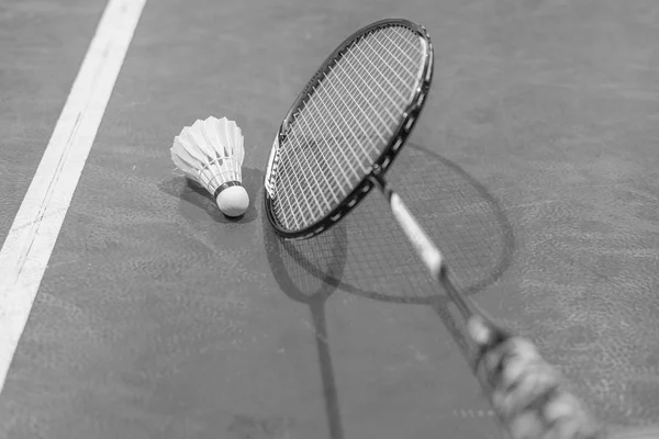 badminton raketle ve raket kortu üzerinde.