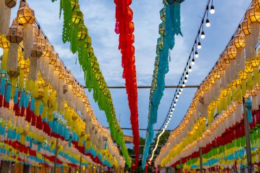 Tay lanna fener ile gece ışık .
