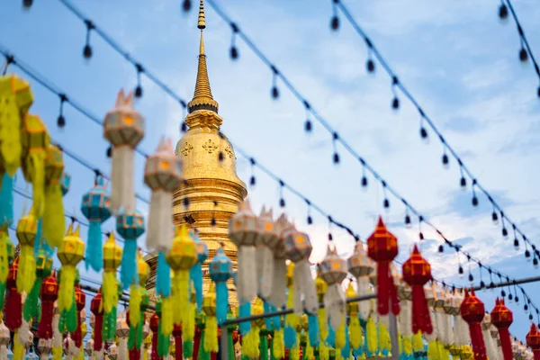 Golden pagoda Wat Phra ki Haripunchai Lamphun adlı gece Tay lanna fenerle .