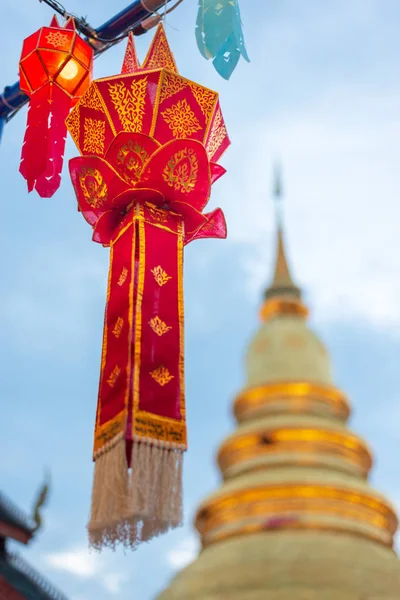 Tay lanna fener altın arka plan bulanık pagoda adlı Wat Phra ki Haripunchai Lamphun Tayland gece ışık ile.