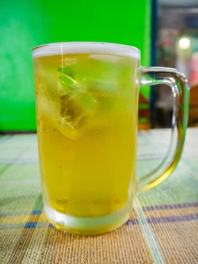 arka plan bar Bira bardak.