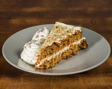 havuçlu kek krem şanti ile