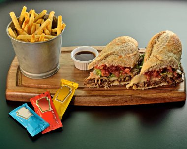 Balık sandviç marul ve biber üzerine eritilmiş peynir ile uzmanlık