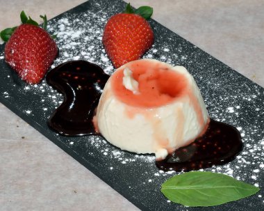 Panna Cotta İtalyan tatlı taze meyve çilek bu vesileyle börek olarak