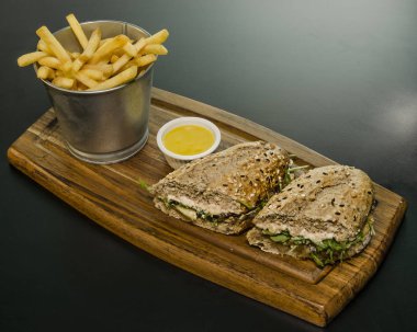 Sandviç Dana eti küp patates ve soslar ana tahta üzerinde