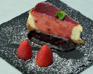 Sicilya stil tatlı, peynirli kek çilek ile