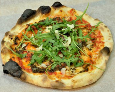 Kiraz domates, domalan, kanunları ve mozzarella peyniri ile truffled pizza