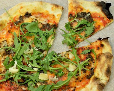 Kiraz domates, domalan, kanunları ve mozzarella peyniri ile truffled pizza