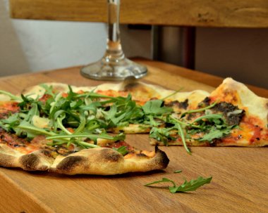 Kiraz domates, domalan, kanunları ve mozzarella peyniri ile truffled pizza