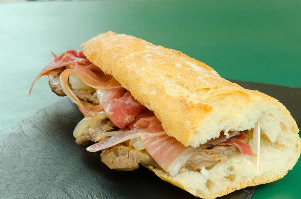 Brascada sandviç Dana jambon kızarmış soğan ve mayonez