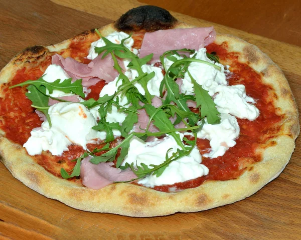 Burratina Pizza taze peynir, domates kanunları ve İtalyan hamur elle yapılan