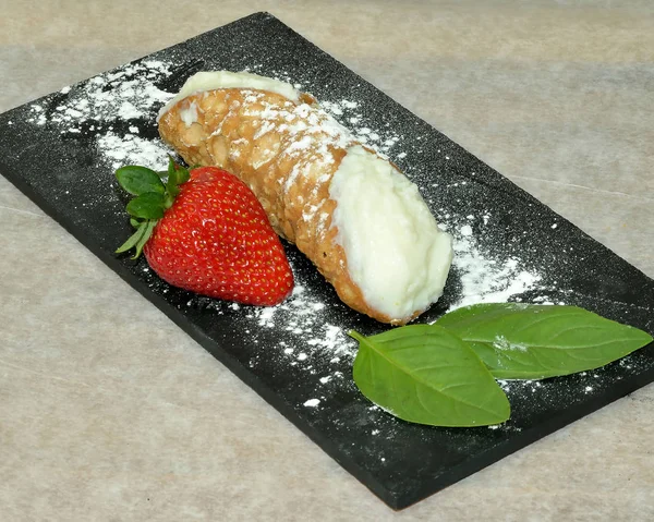 Cannolo Sicilya tatlı krema tarafından doğal çilek eşliğinde Cinemascope peynir ile doldurulmuş