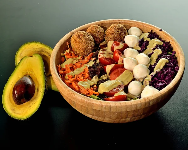 Salata Kase avokado mozzarella peyniri ve sebze