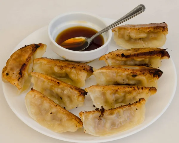 Domuz eti ve wok Çin köfte doldurulmuş gyozas sos