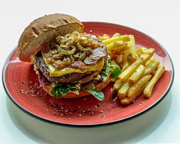 Sığır eti burger pastırma patates kızartması ve kaşar peyniri