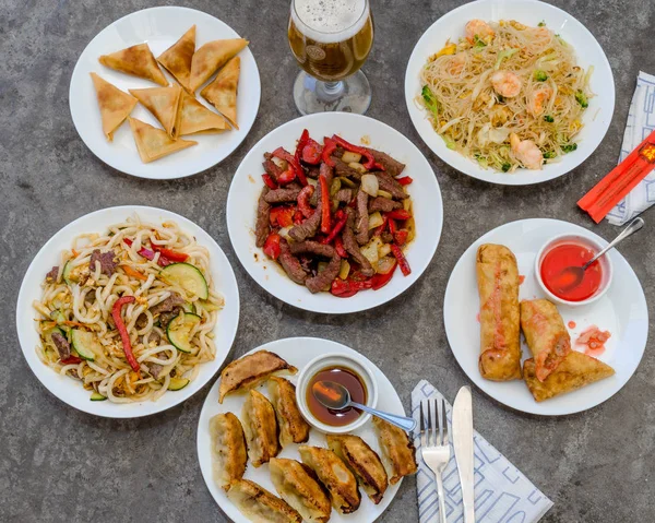 Bir Çin restoranı çeşitli Asya gıda yemekler