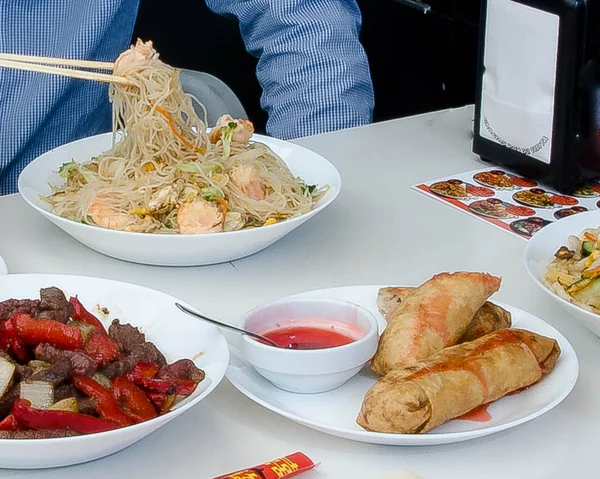 Erişte Asya menü alır ve pasta dolması