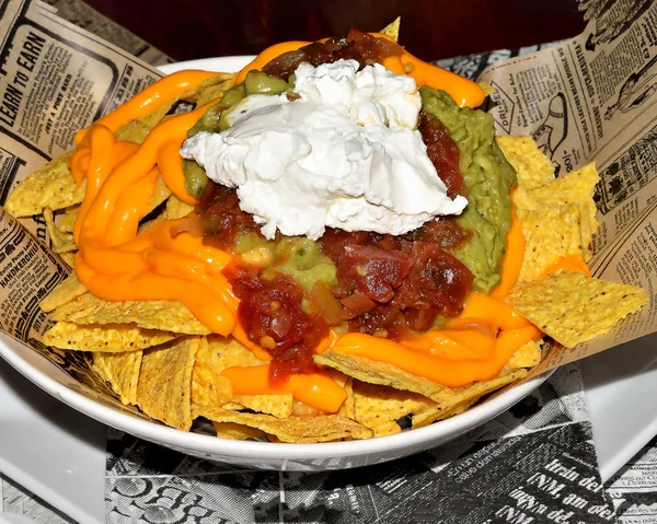 Nachos Mit Cheddar Und Tomaten Kepchup — Stockfoto