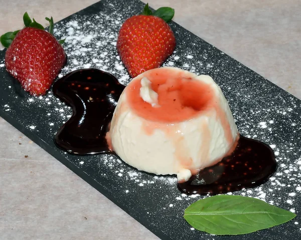 Panna Cotta İtalyan tatlı taze meyve çilek bu vesileyle börek olarak