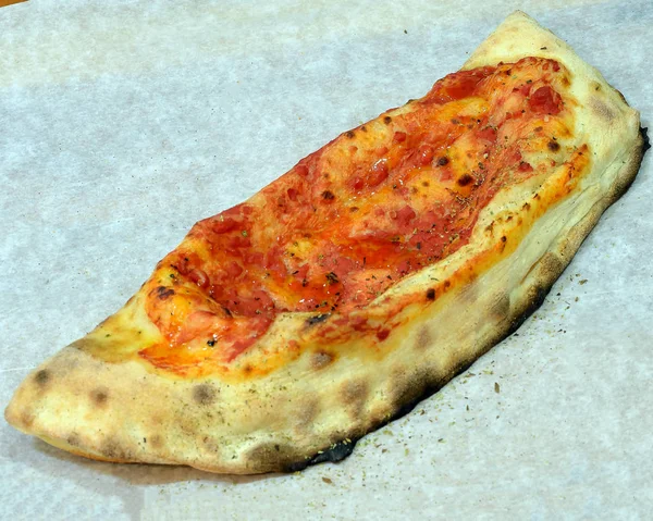 Panzerotto ピザのカルツォーネ シチリア スタイル閉じたピザ Peperoni とモッツァレラチーズを詰めた — ストック写真